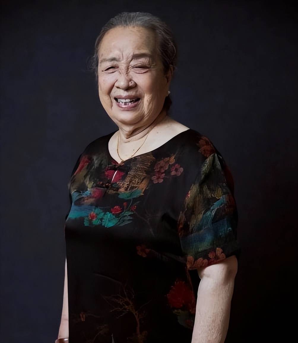 89岁李明启,罕见现身清真寺!围着盖头面容慈祥,原来她是回族的