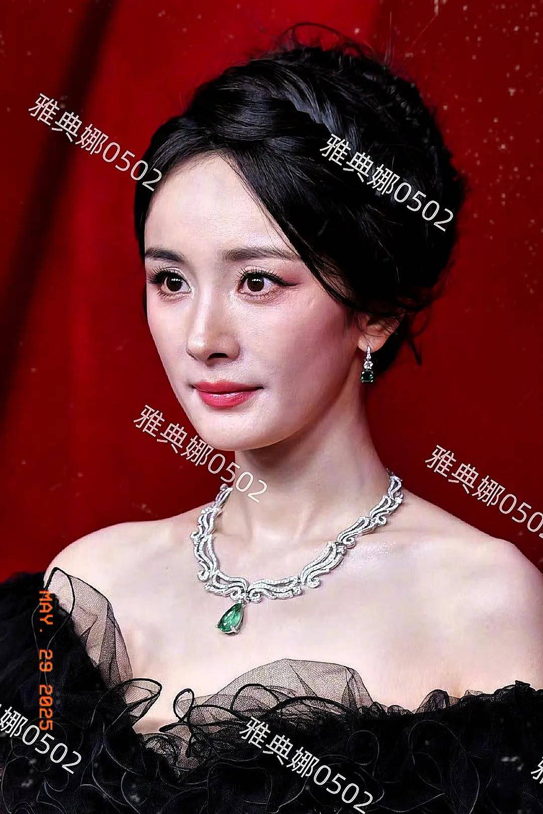 杨幂芭莎红毯躲镜头这事你怎么看?