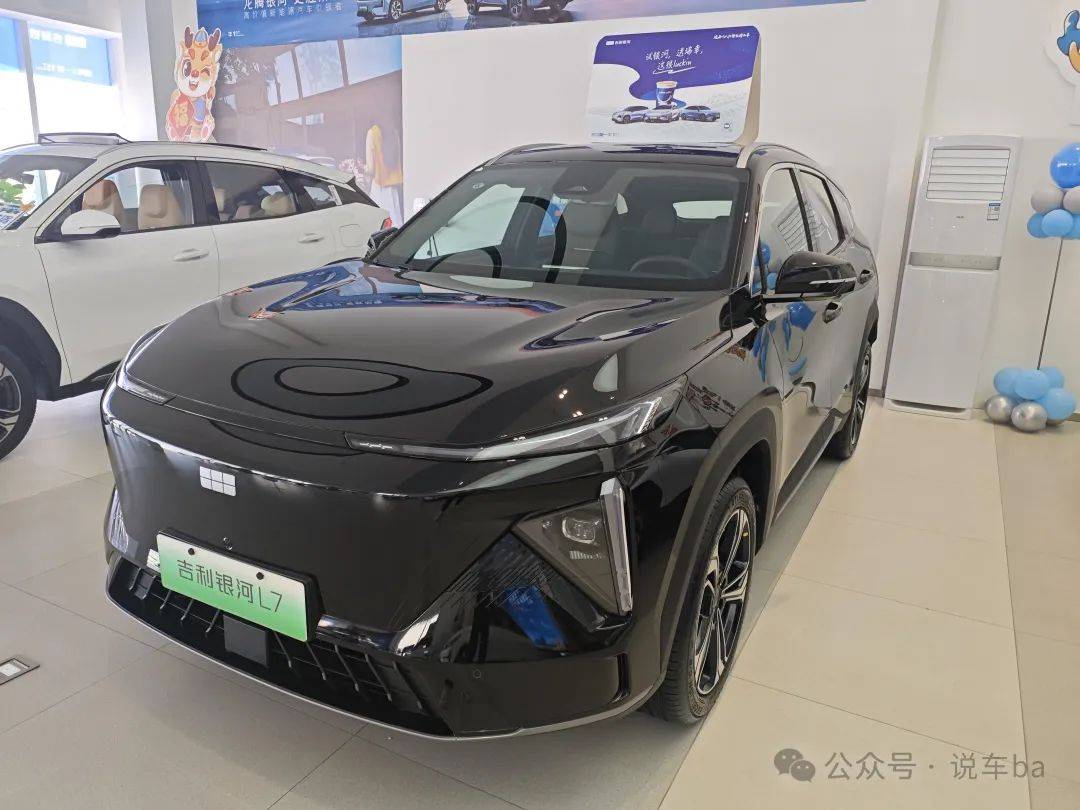 13.89万！吉利新车“王炸”出击，零压座椅+哈曼卡顿音响，比蔚来萤火虫更猛