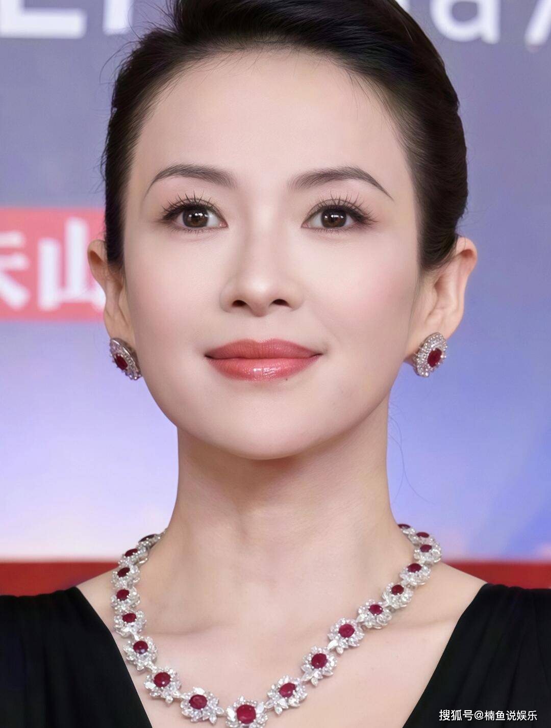 美若天仙,私下里骨瘦如柴,这些上镜脸的女星,反差好大