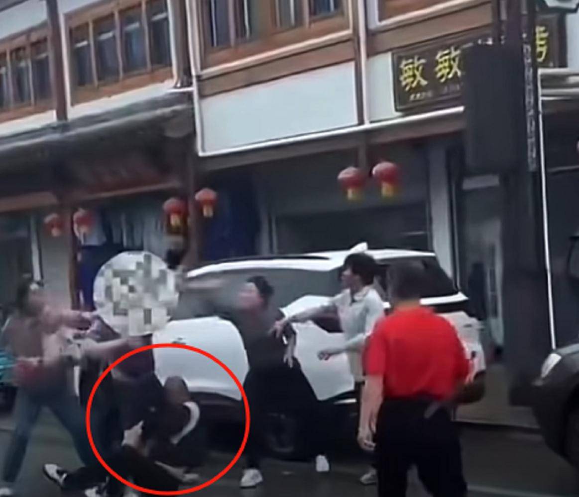 不吃饭停车就要挨打?饭店5人围殴游客,知情者发声,真相大反转