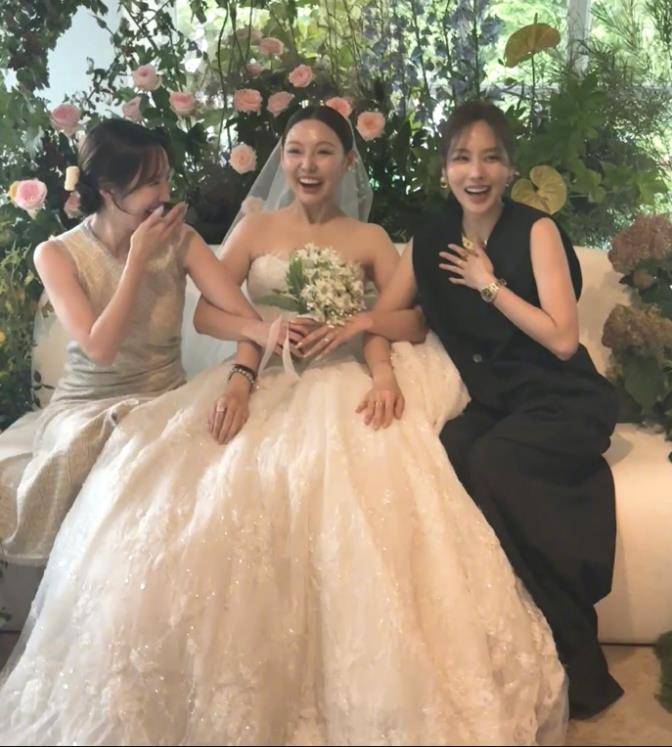 赵权在李玟暎婚礼上抢镜接捧花,称“小学五年级就认识” 插图1 赵权在李玟暎婚礼上抢镜接捧花,称“小学五年级就认识” 插图1
