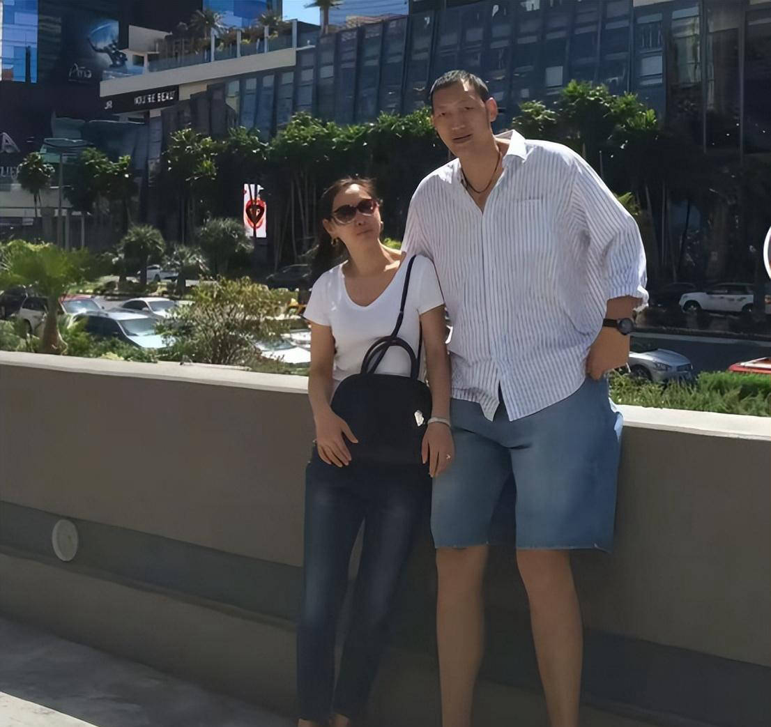 身高2米36的孙明明现状:涉足娱乐圈,开设训练营,幸福娶1米8妻子