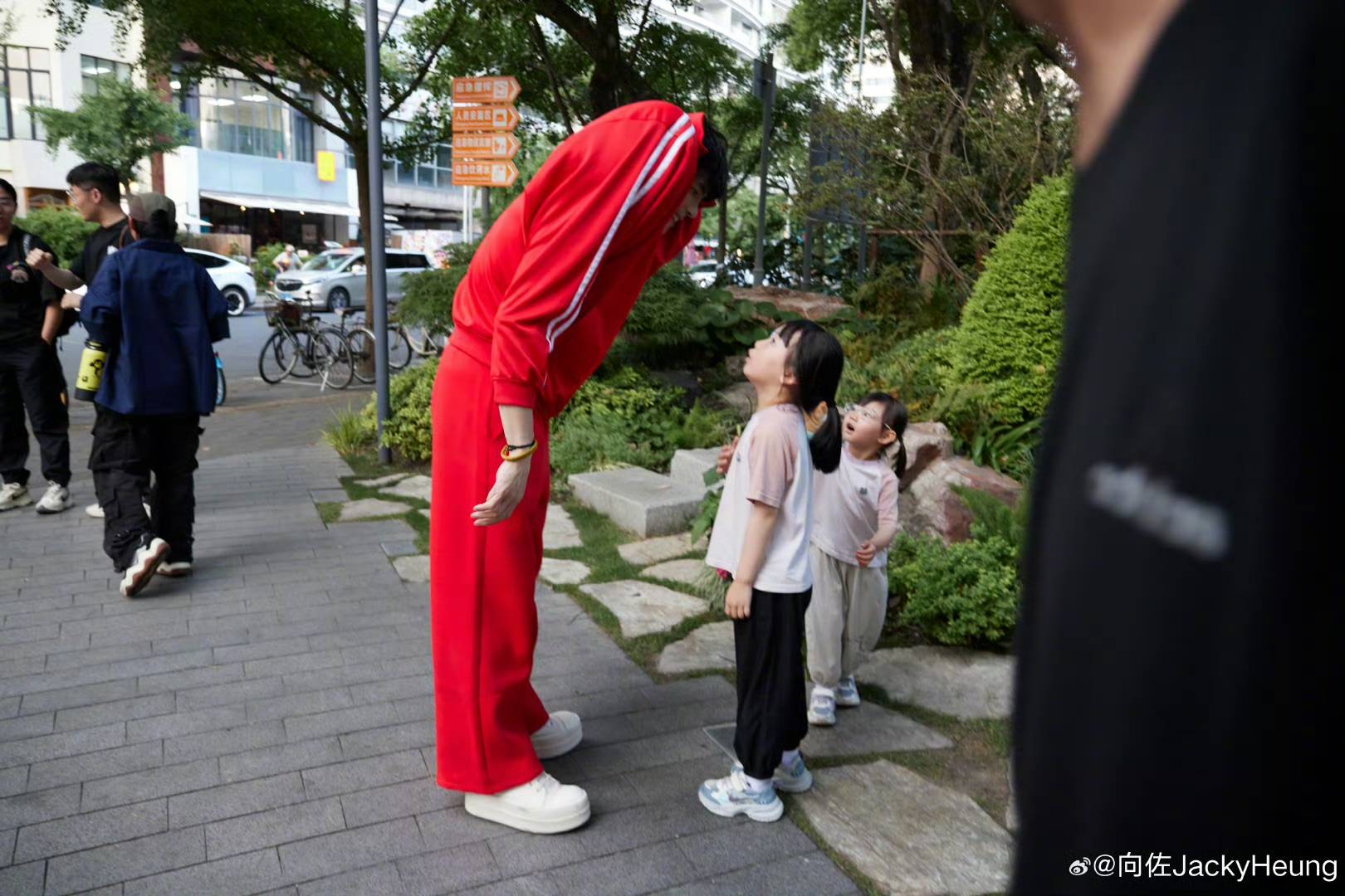 知名港星变街边无头人,女神妻子自曝经济拮据,网民反应两极