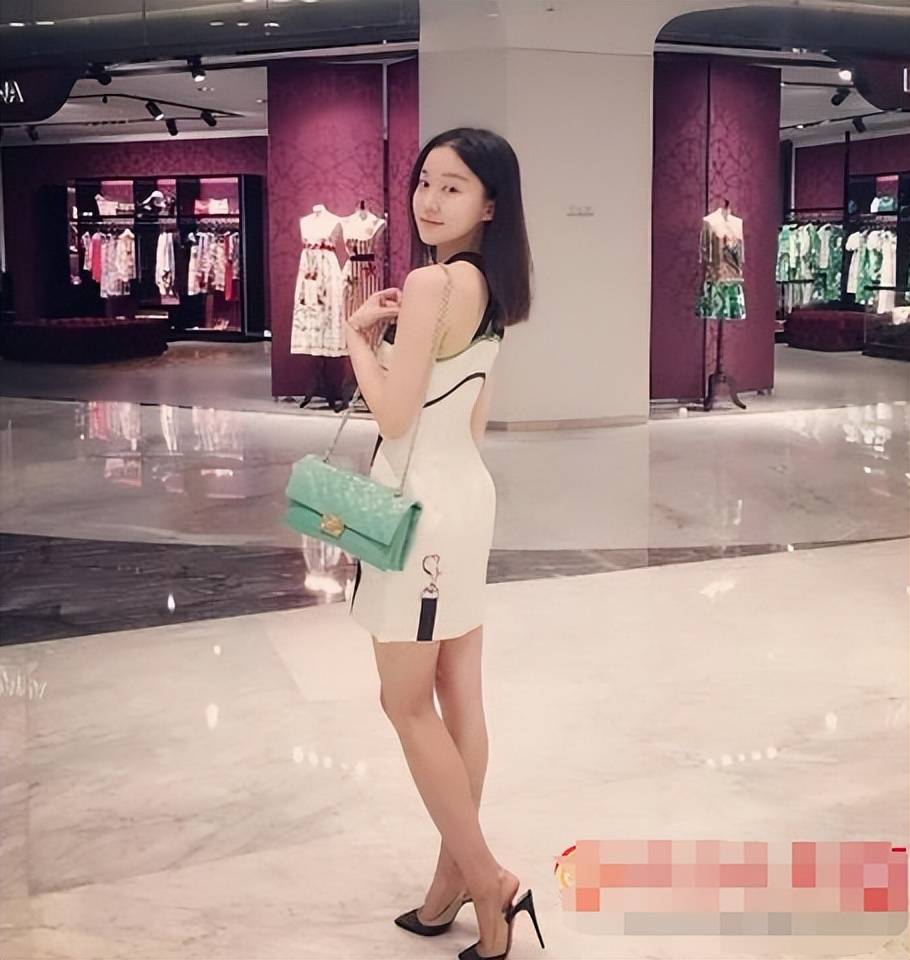 夏露马龙同框,穿细吊带大秀好身材,皮肤白皙透亮,画面实在吸睛