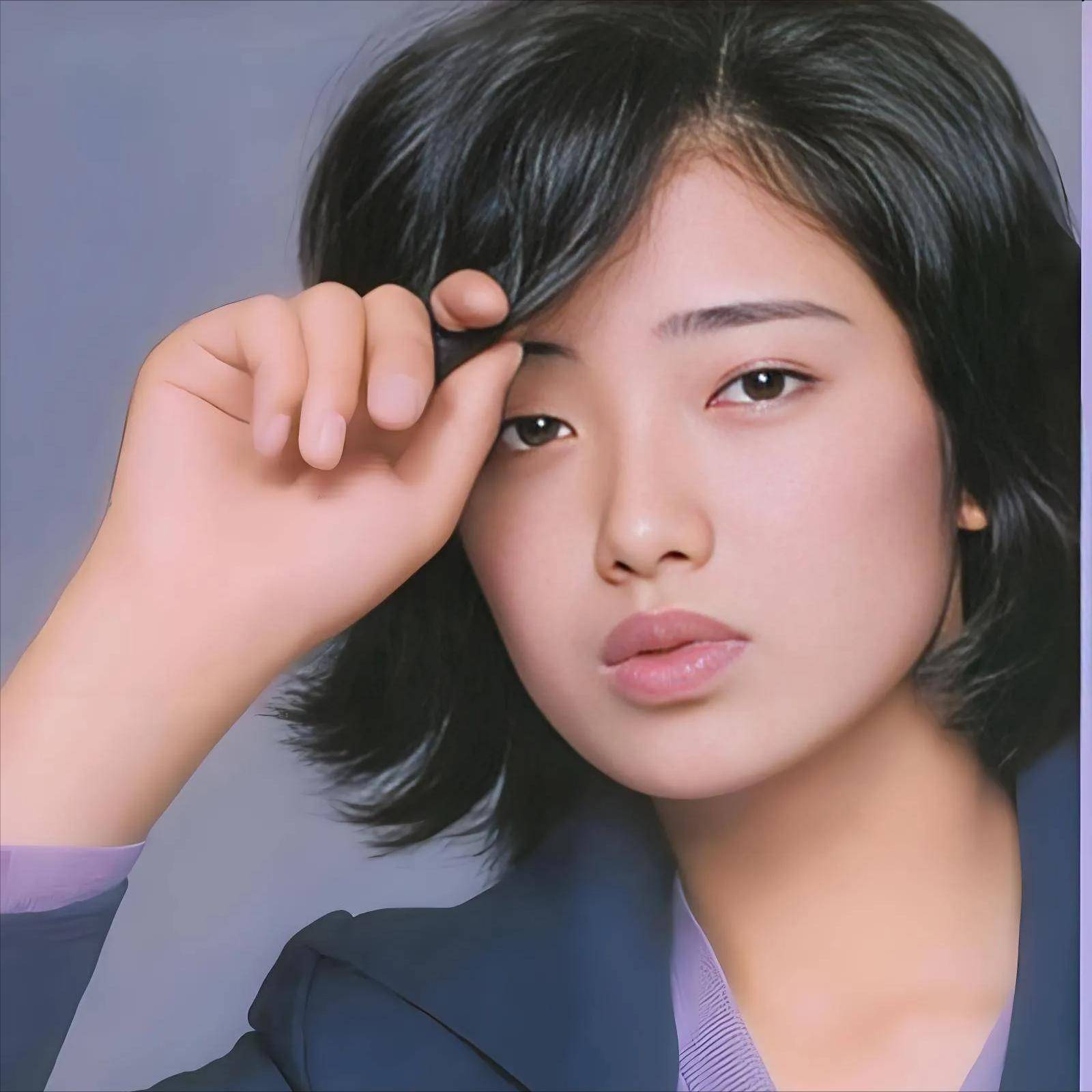 照片中的三浦友和与山口百惠依偎在一起,眼神中依然充满爱意,彼此的