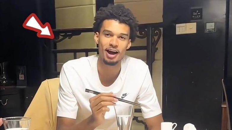 沸腾！NBA巨星穿僧袍登长城，球迷：归化他，中国男篮世界前八不是梦