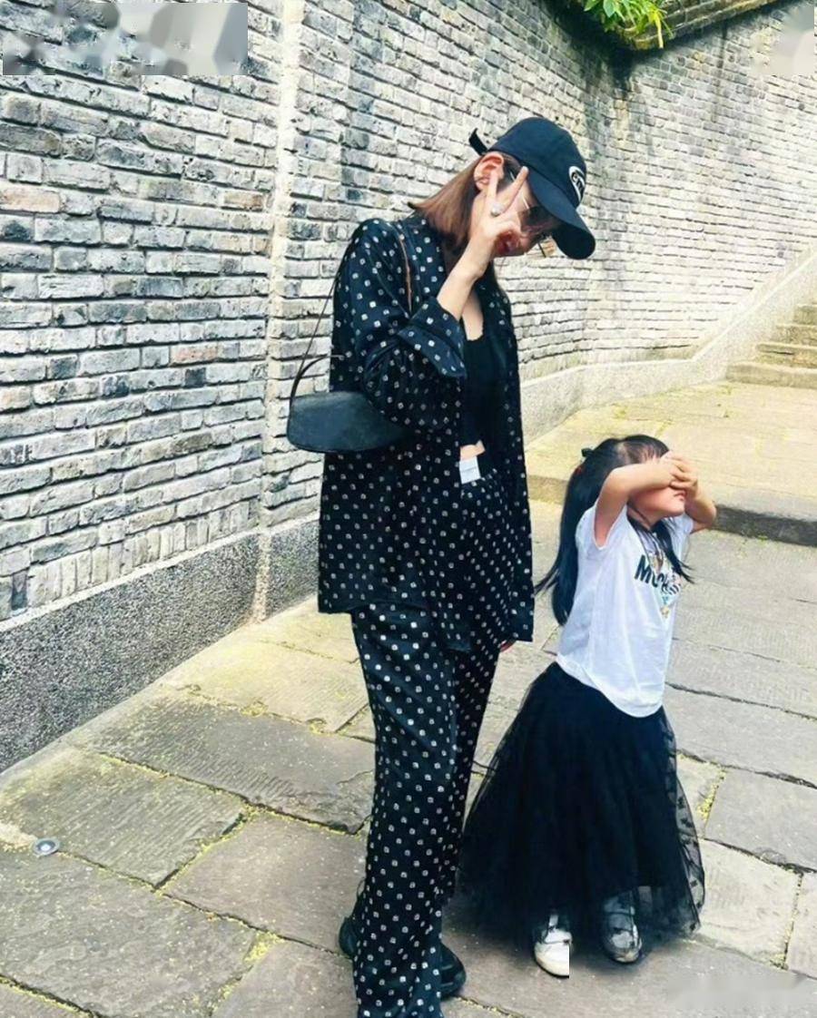 张若昀推婴儿车父爱满溢!5岁女儿蓬蓬裙萌翻,一家三口画风太甜