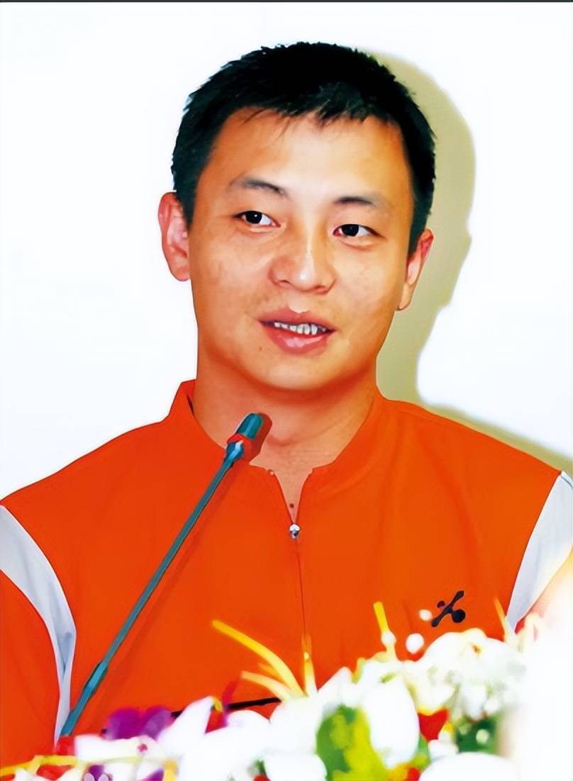 世界冠军李大双,与弟弟合伙办体育用品公司,再婚娶大2岁女明星