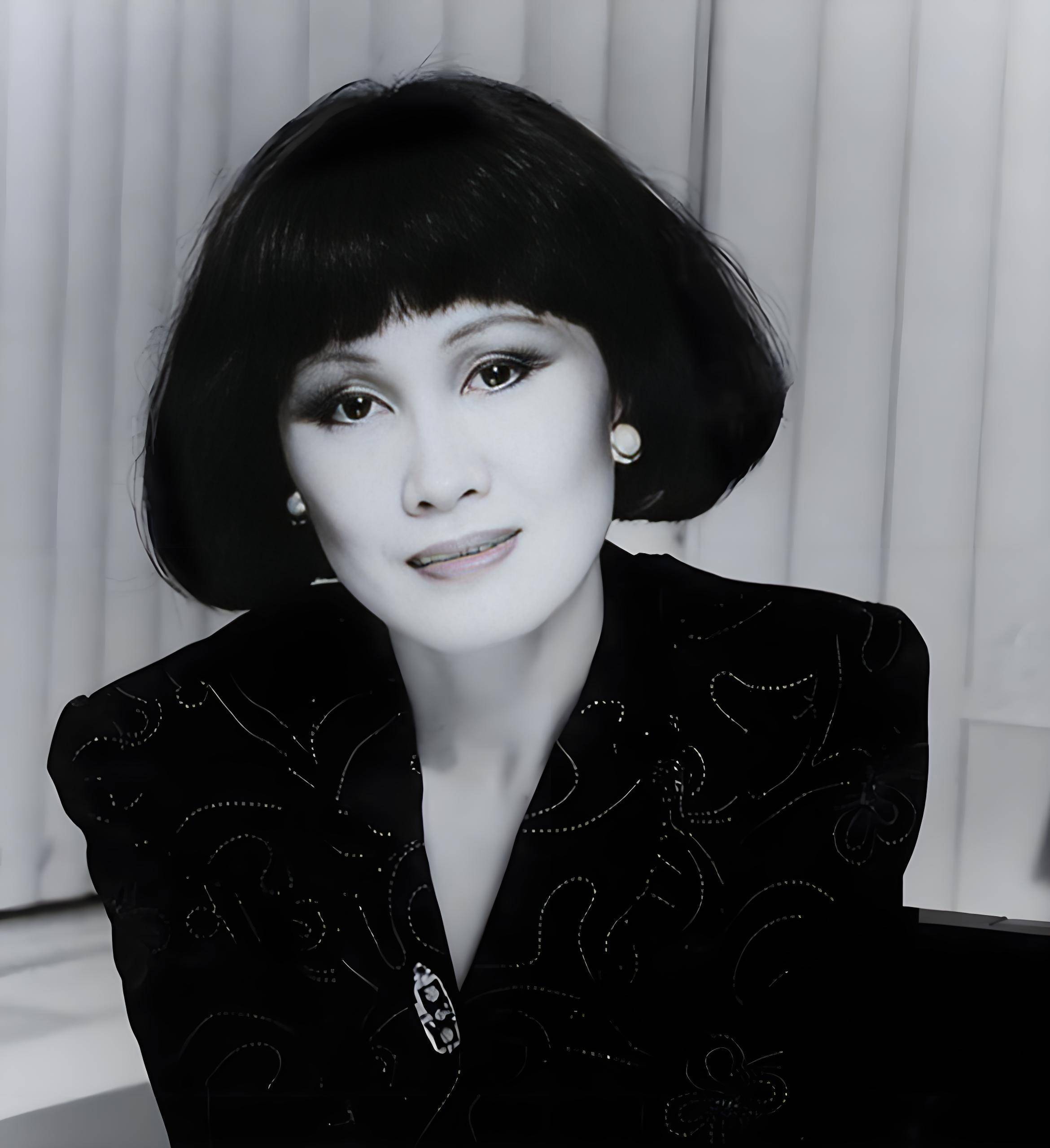 央视杨君专访靳羽西:我的媒体就是东西方文化的交流