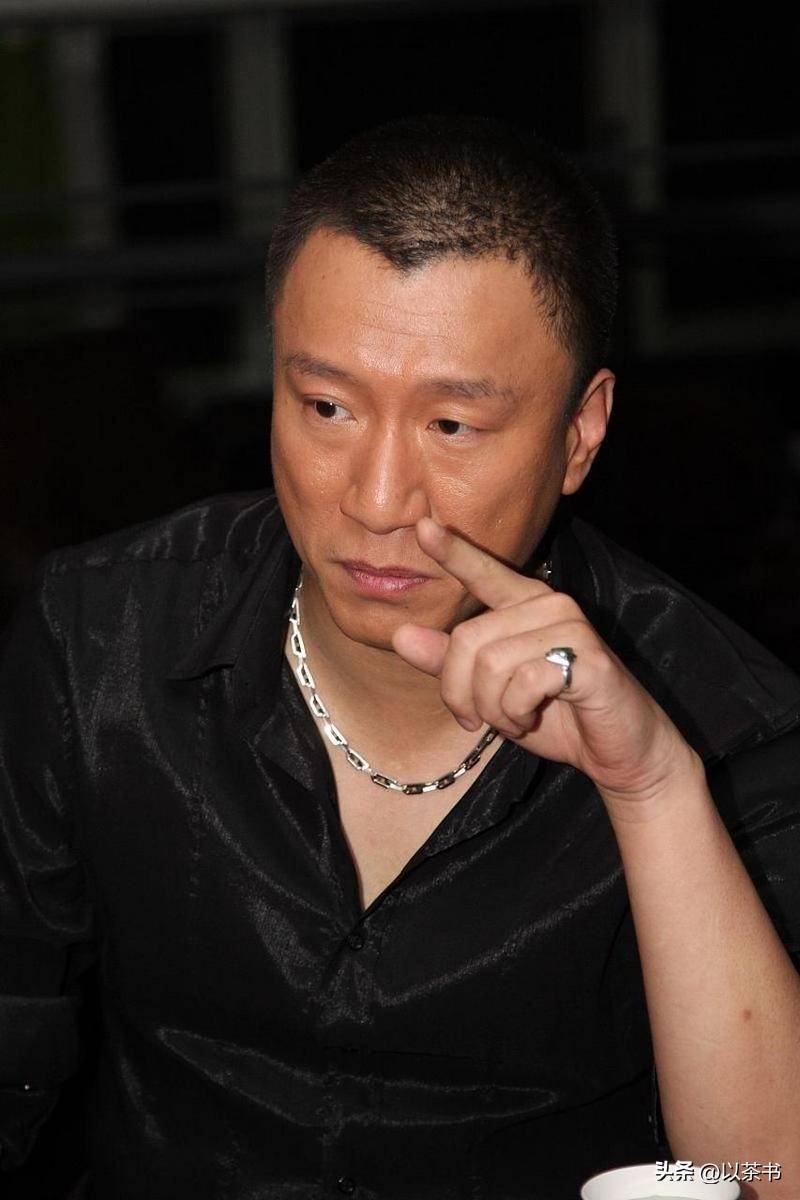 55岁孙红雷现状:现身澳门,文质彬彬很帅气,一家三口超有爱