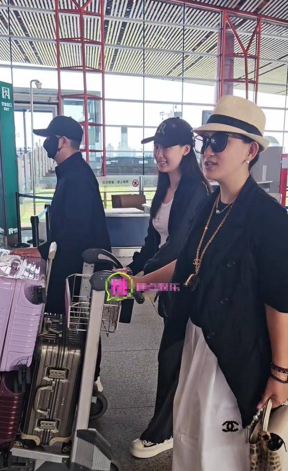 大女儿罕现身又瘦又高,神似杨紫像大家闺秀