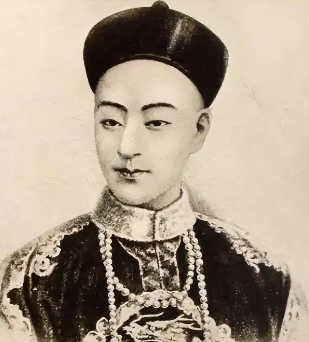 1921年,末代皇帝溥仪生母吞鸦片自杀后,溥仪提刀在紫禁城暴走