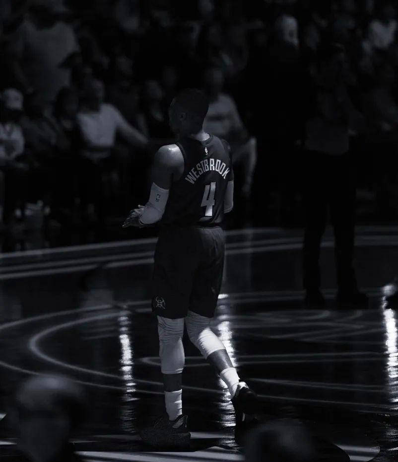 威少拒绝执行球员选项,成为自由球员一周前曾晒出黑白背影