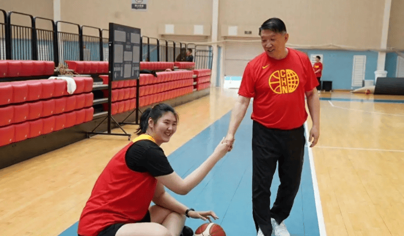 中国女篮新三叉戟出世！女姚明带队PK日本，宫鲁鸣不装摊牌了