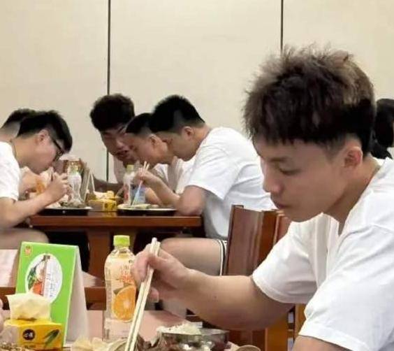 曾凡博伤情！赴德治疗冲击亚洲杯，胡明轩合影送祝福，球迷：别步周琦后尘