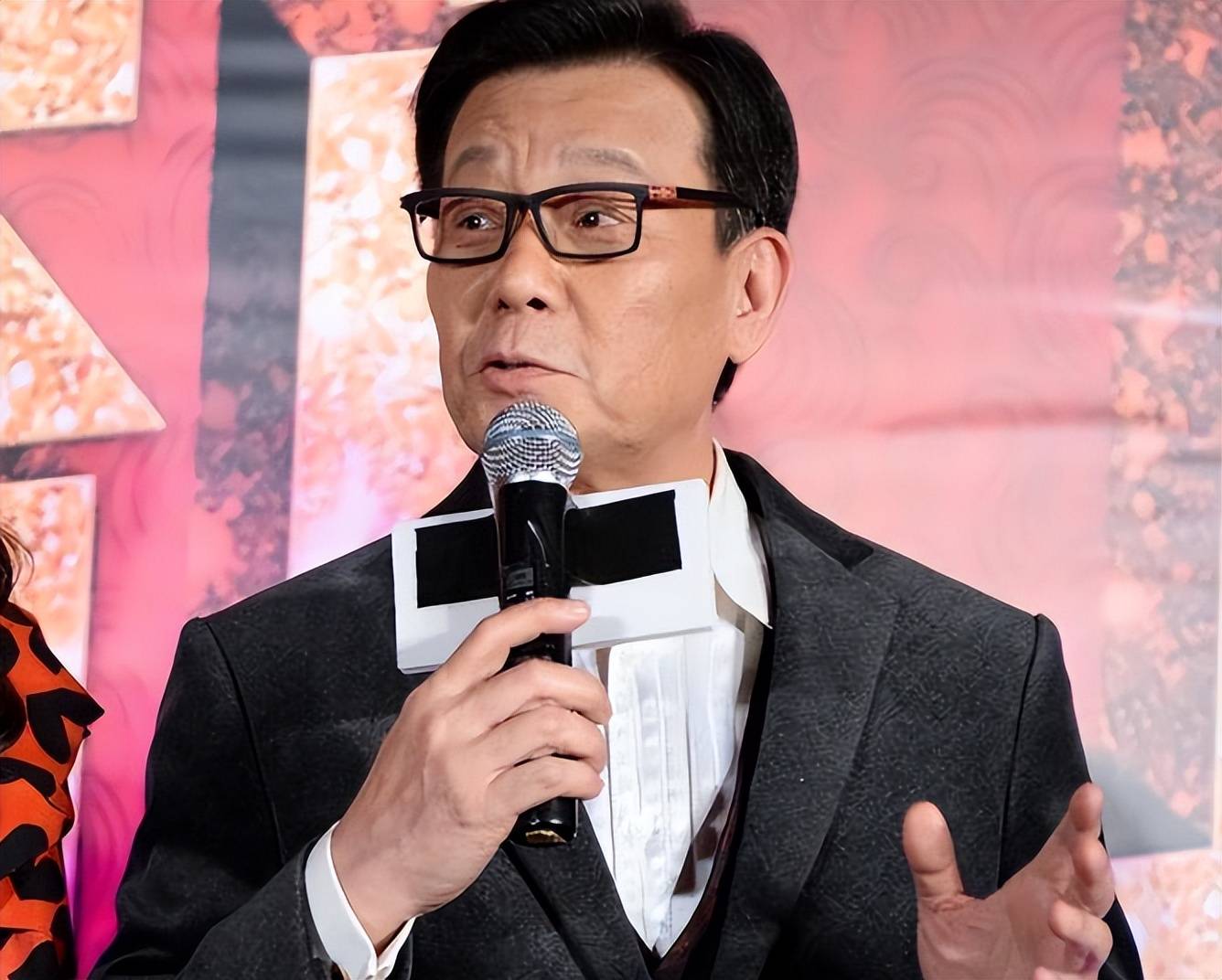 70岁寇世勋现状曝光,晚年与原配同享天伦,二房3子女远赴海外