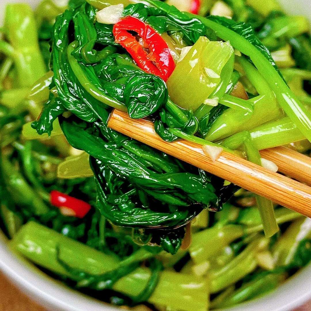 炎夏遇见空心菜别错过，鲜嫩叶绿正当时，这样做，比肉更爽口__炎夏遇见空心菜别错过，鲜嫩叶绿正当时，这样做，比肉更爽口