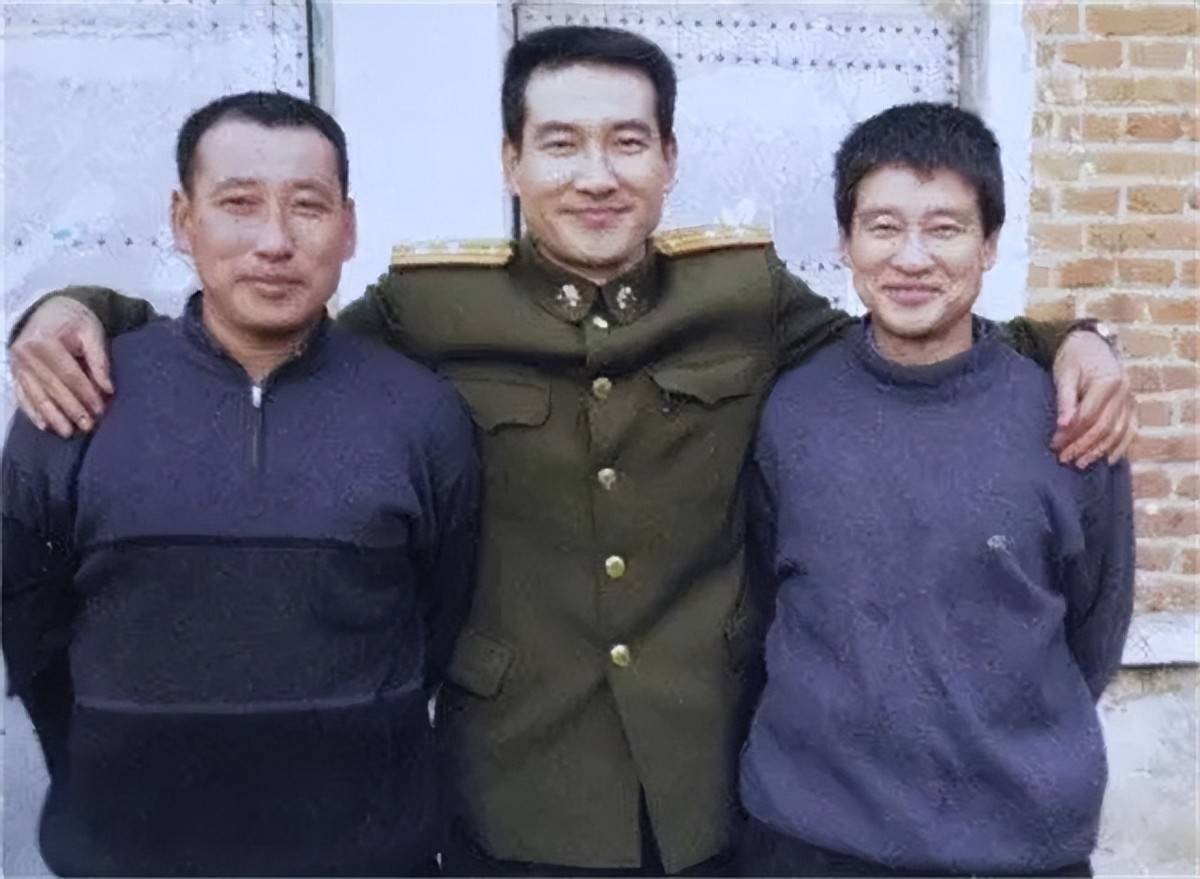03年翟志刚结束任务后回家，却赶上母亲葬礼，姐姐：谁叫他都不起