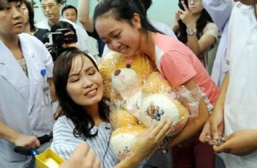 救学生双腿被截肢,获捐款1000多万,12年后感慨万千