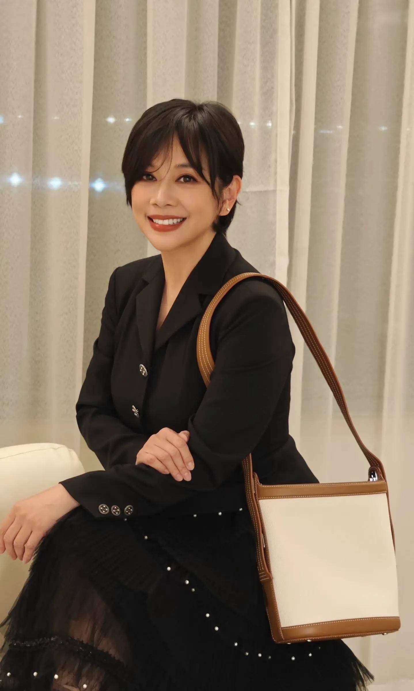 54岁陈松伶晒近照:瘦身美颜"逆生长",是励志还是滤镜太狠?