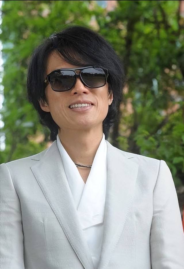 黄子华现状:65岁越老越有型,不结婚不生娃,独居豪宅,生活潇洒