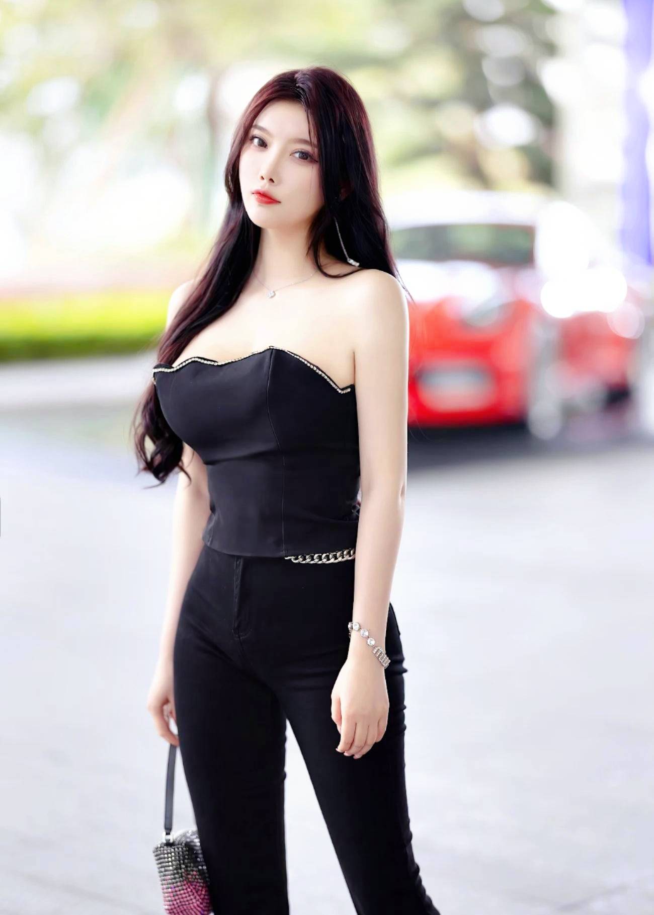 黑丝绒抹胸配牛仔你敢挑战吗?杨晨晨这身直接封神职场性感天花板