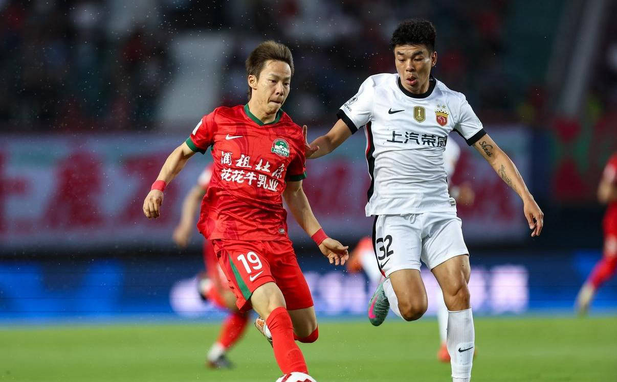 中超焦点战：上港3-0大胜河南，19岁新星李新翔破门，蒯纪闻助攻闪耀