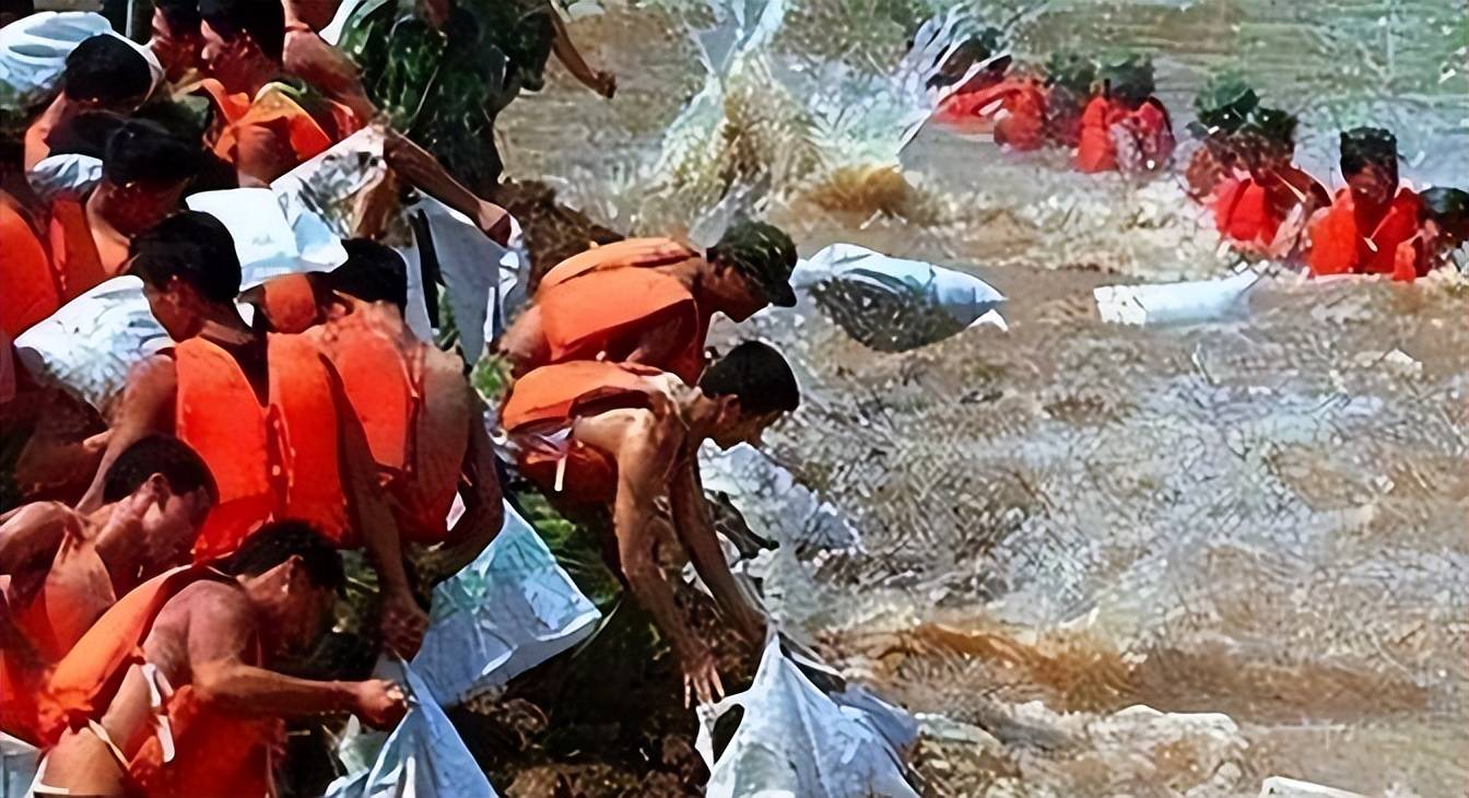 他是98年长江抗洪抢险总指挥,纵身一跃,27年后,依然令国人泣目