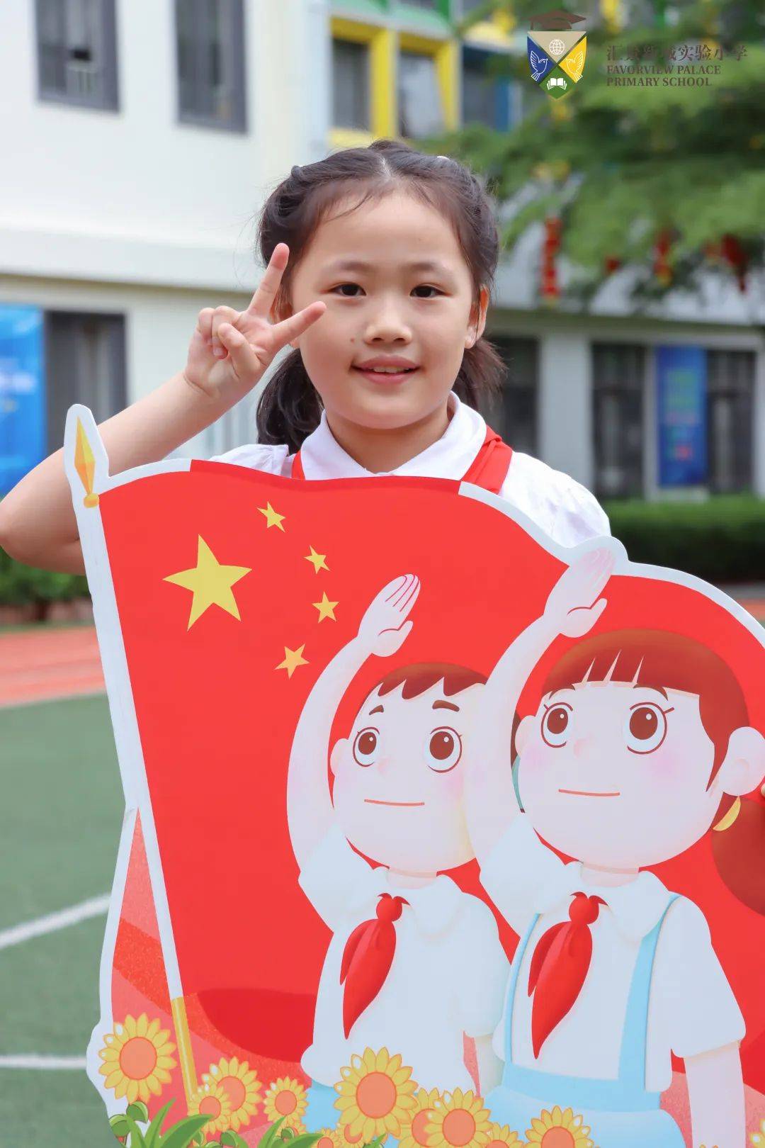 挺直的小身板,专注的眼神,紧握的小拳头