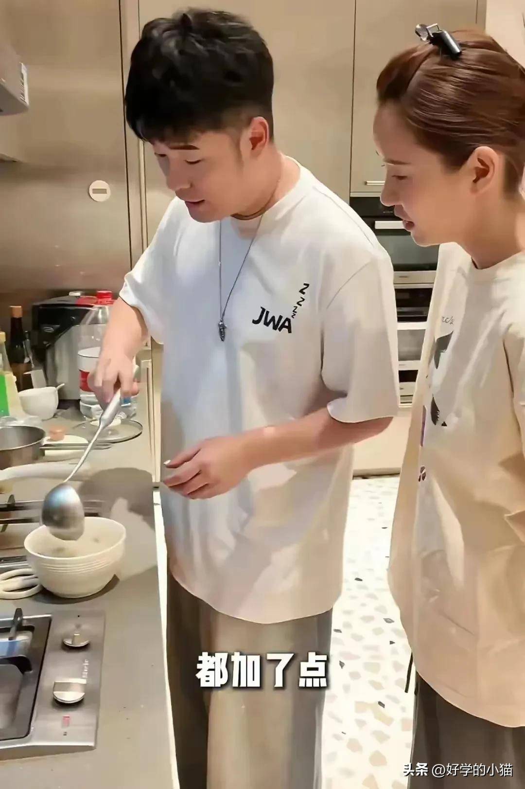 陈赫张子萱腰间挂迷你小熊蓝色指甲展现爱意女儿亲手杰作