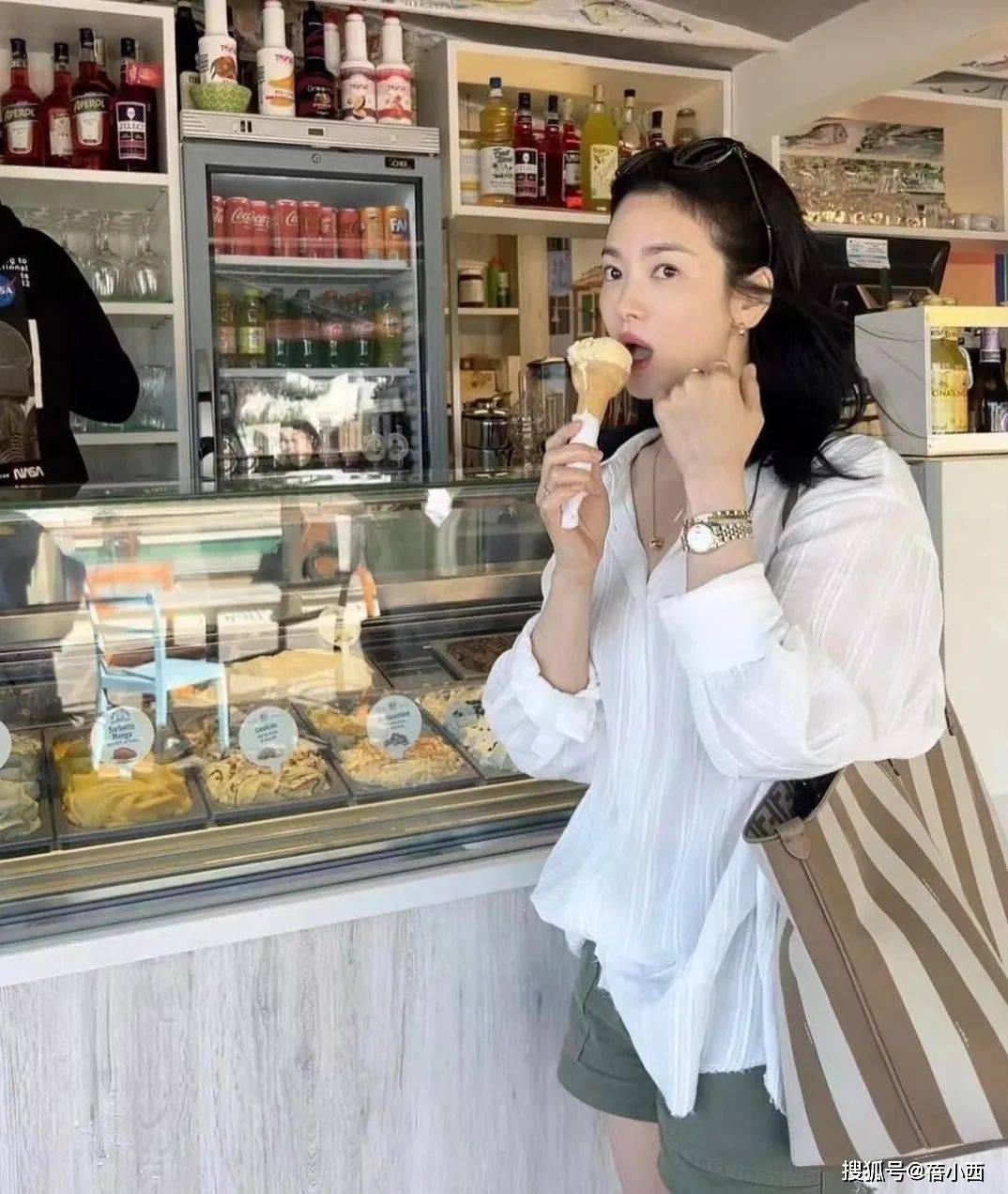 _杨幂白衬衫开叉裙_杨幂半身裙穿搭
