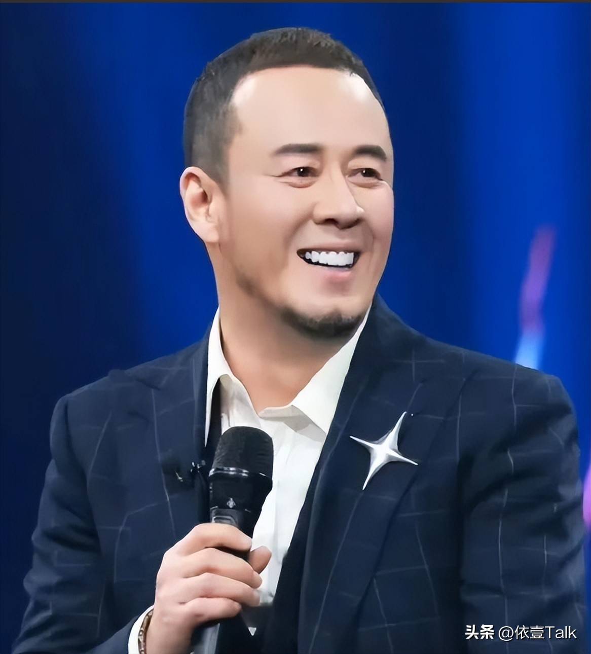 杨坤携神秘美女回酒店疑似恋情曝光网友给她一个名分吧