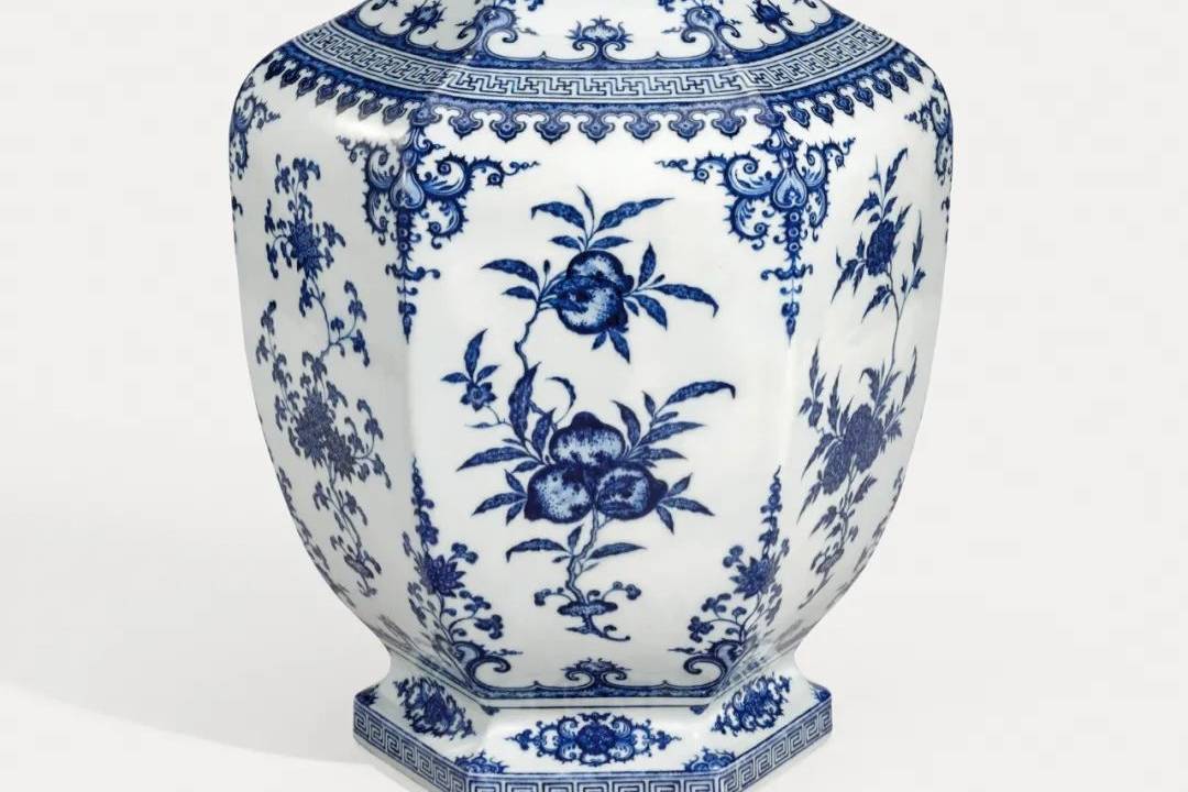 2025西泠春拍| 乾隆青花折枝花果纹六方大瓶领衔元明清青花瓷_纹饰_工艺