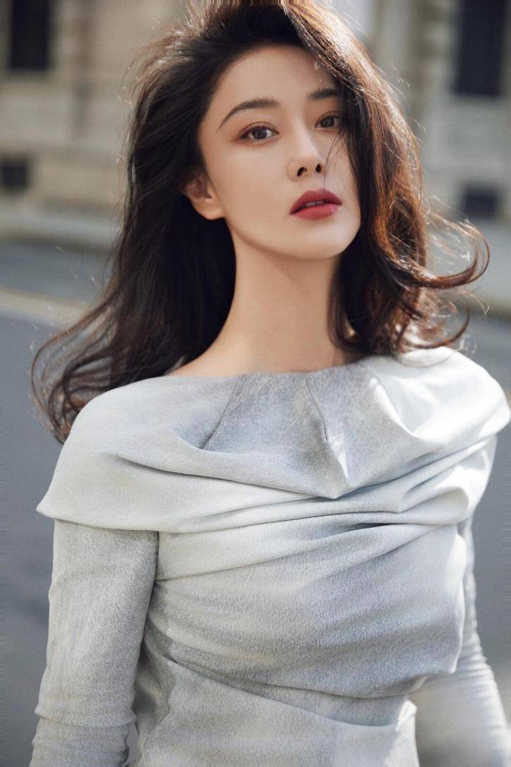 38岁张馨予身材太丰满,衬衫都难掩曲线,军人老公眼光独到!