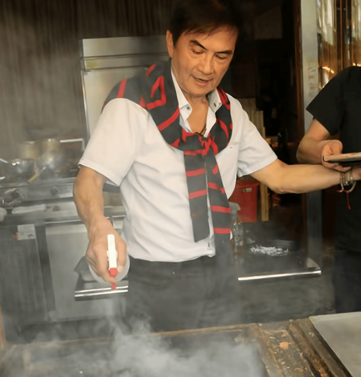 韦小宝扮演者李小飞去世!年过古稀8块腹肌,靠卖水饺月入百万