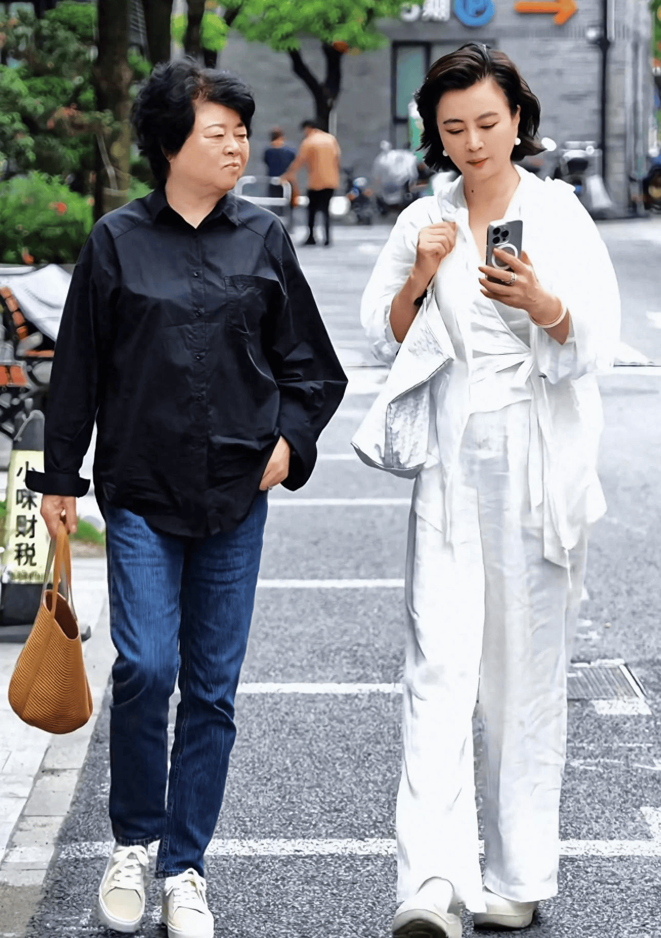 李玲玉母女现身街头,62岁女神状态逆天,87岁老妈气质惊艳!