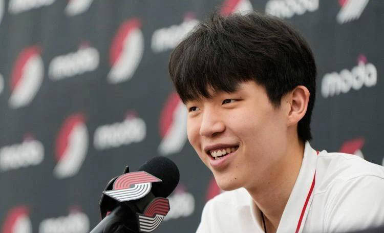 杨瀚森7月12日迎首秀对阵勇士，美媒热议：他就像是我们