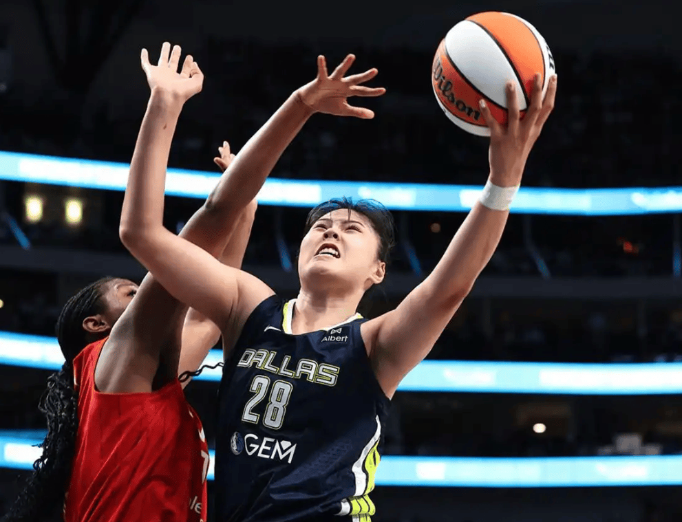 中国女篮的海外拼搏与国内安逸：李月汝与李梦韩旭的对比