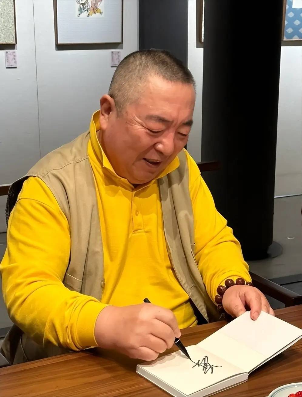 董浩福州吃火锅,亲自在门口排队,多种海鲜豪爽消费