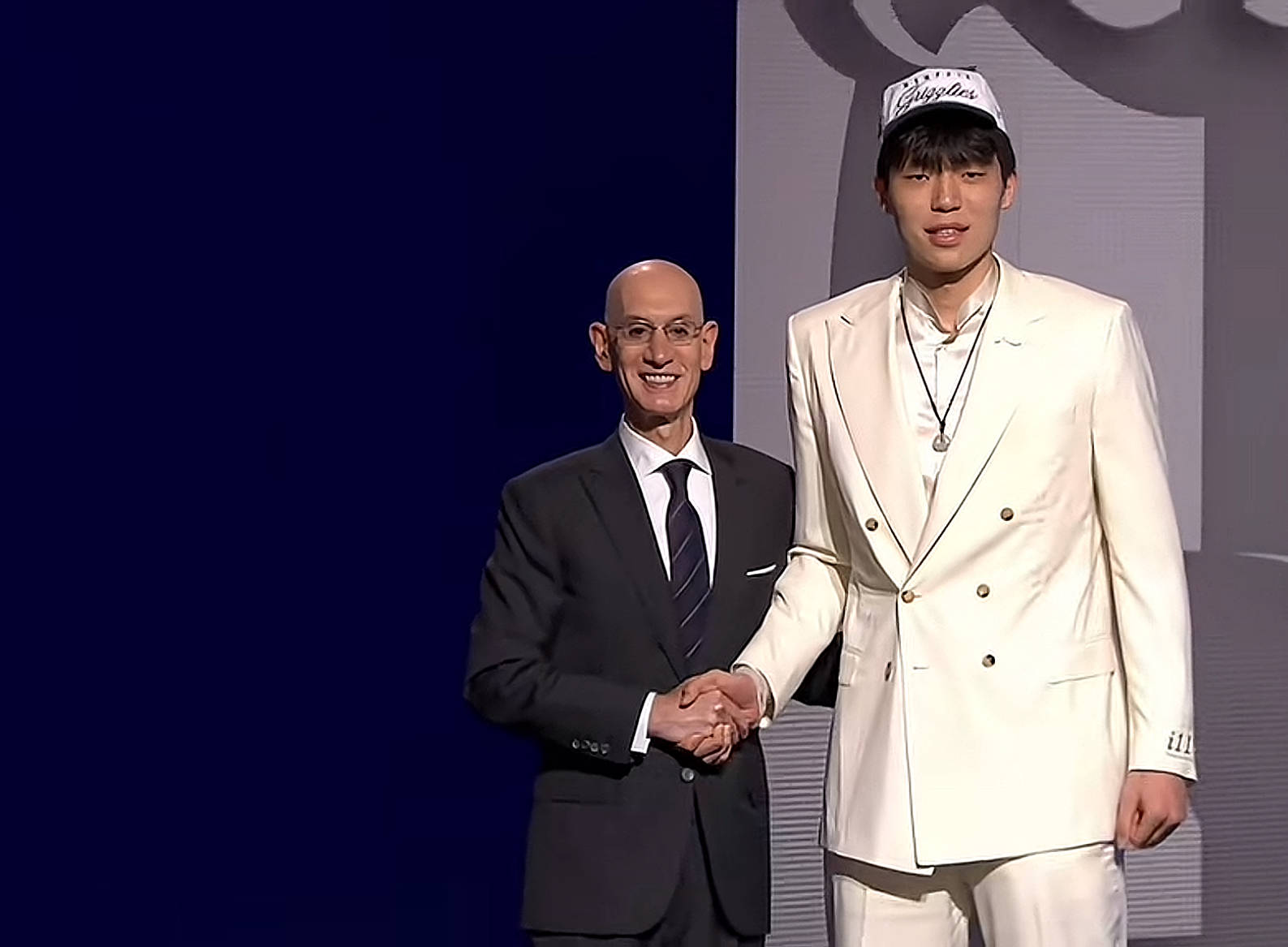 比肩杨瀚森！超越郇斯楠！中国男篮又一NBA级内线诞生