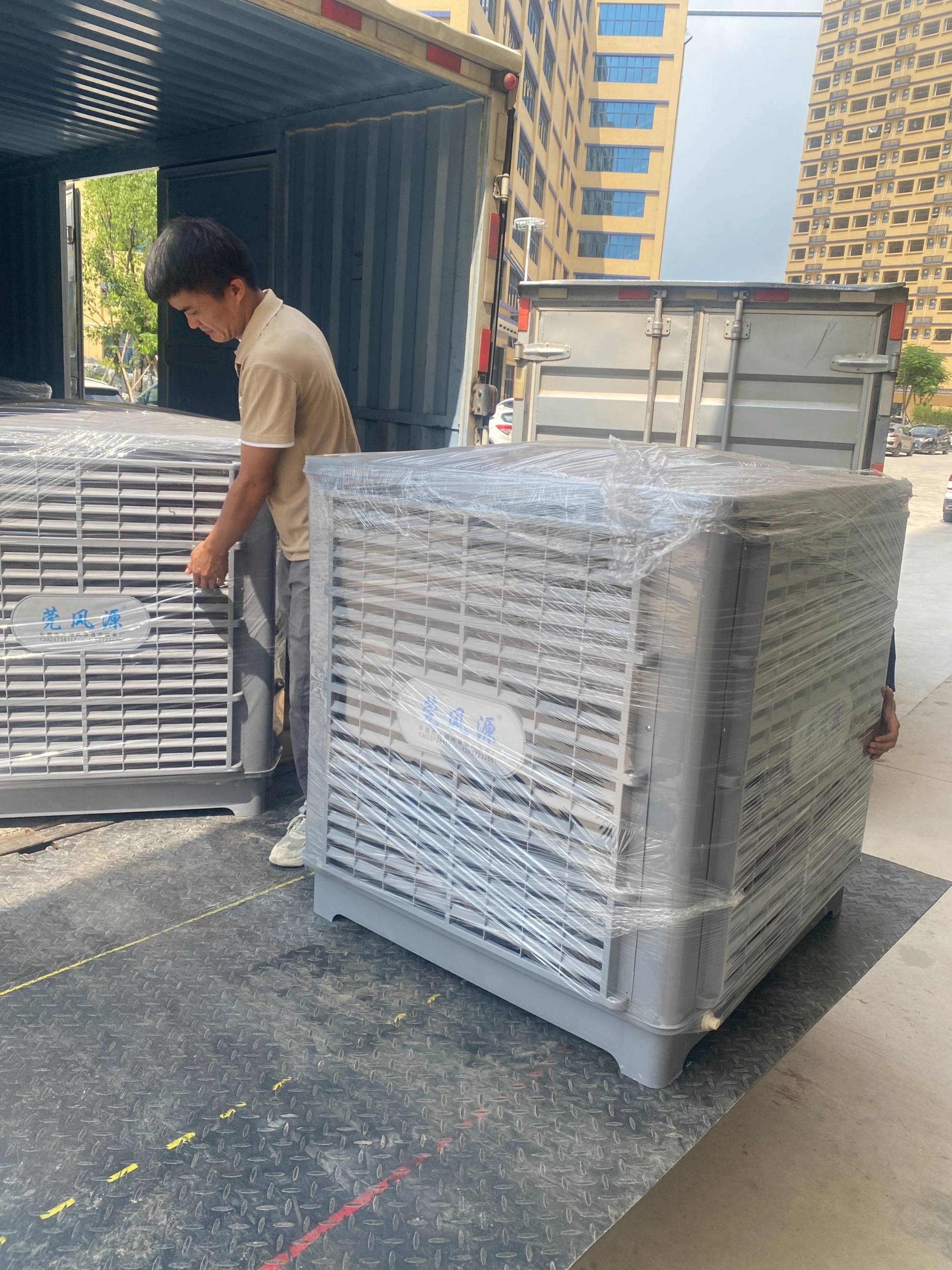 这种设备在许多工业车间中被广泛应用,尤其是那些对温度