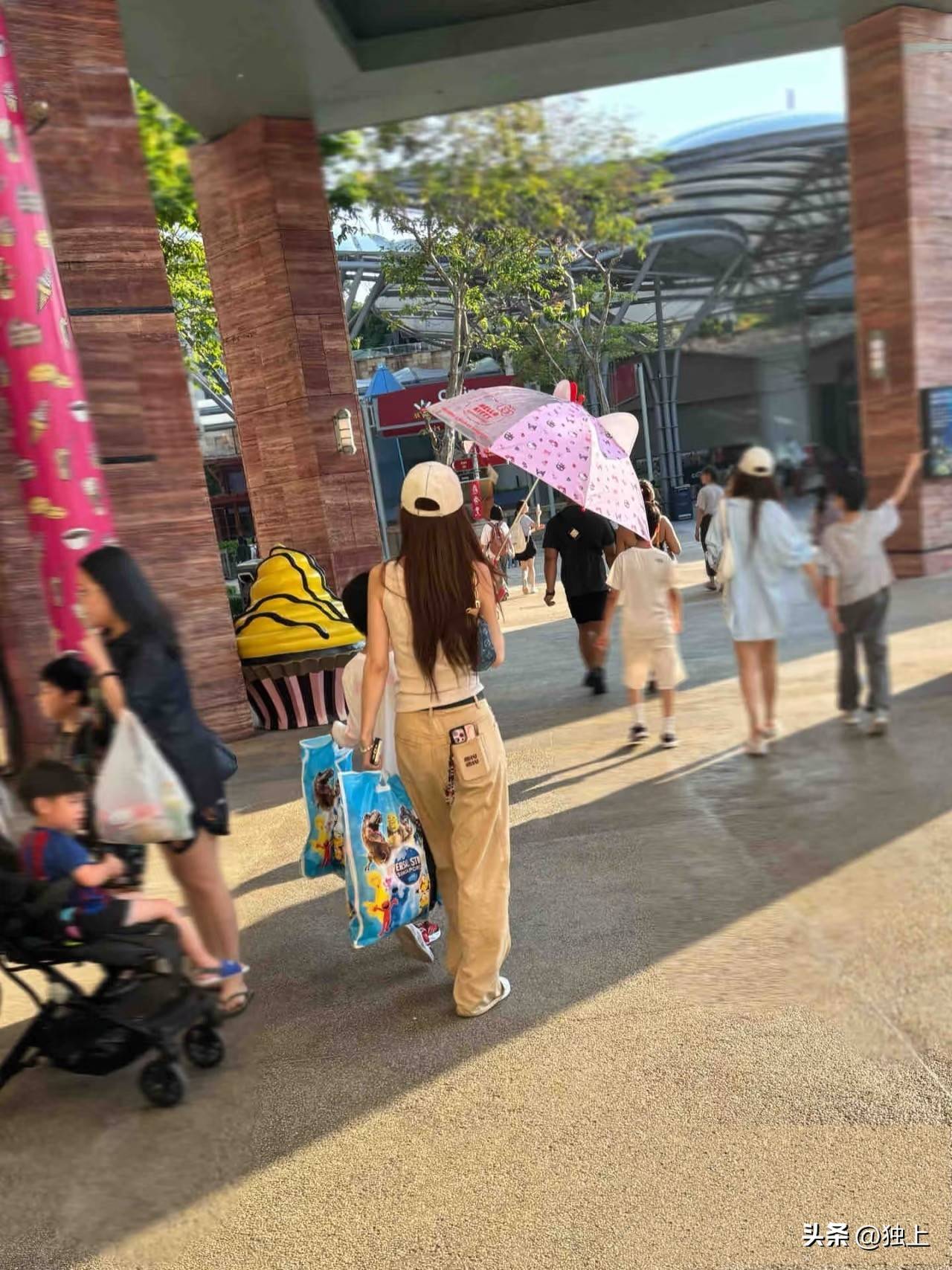 36岁杨颖近况曝光与8岁儿子牵手被抓拍侧面竟和亲爸一模一样