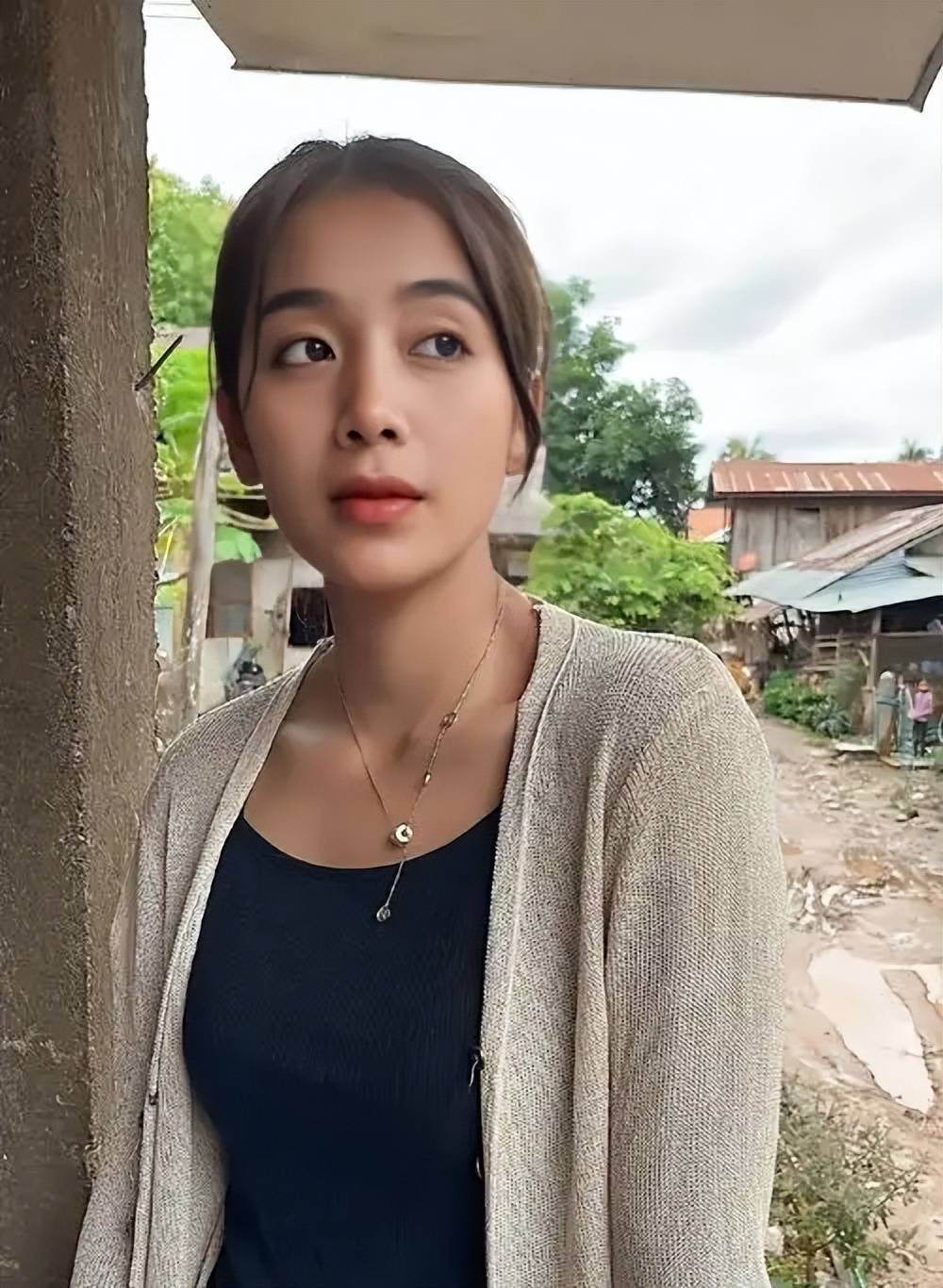 中国游客:在老挝看到美女一定要大胆,该出手时就要出手!
