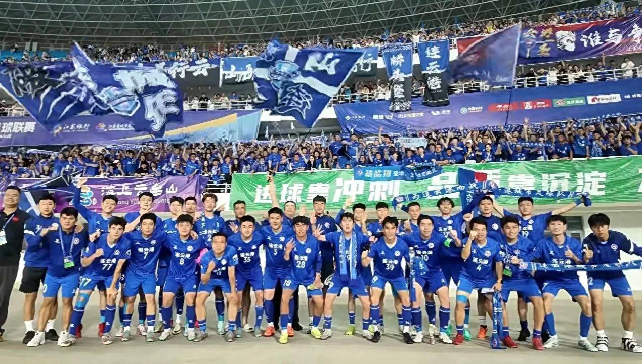 苏超连云港队人气爆棚,38号球员张骋颜值与腹肌兼具,球迷热烈追捧