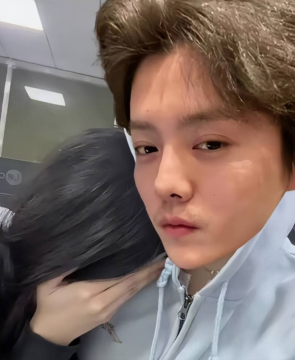 面相变了!被曝和关晓彤分手半年,鹿晗现身上海,和从前判若两人