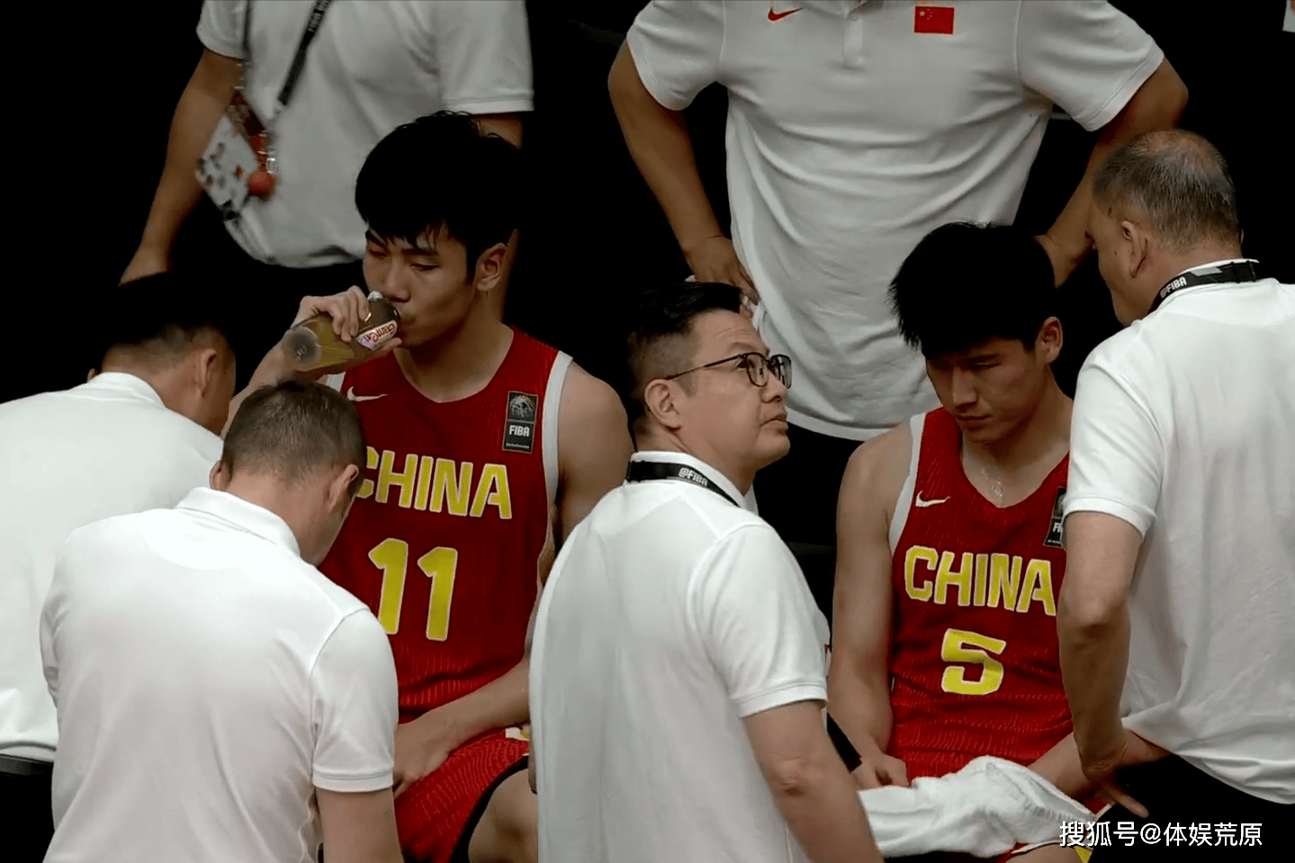 中国男篮：双星闪耀合计40分，朱正7助攻关键失误，郇斯楠16分6帽
