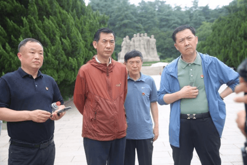 盱眙县餐饮业商会党支部赴南京雨花台开展党建活动(图2)
