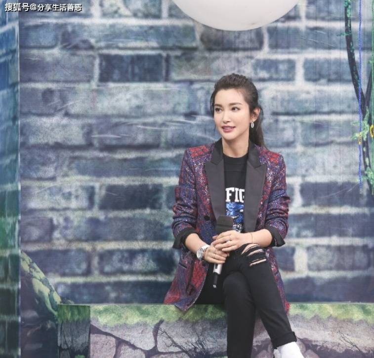 李冰冰开始走靓女路线了,紧身牛仔裤搭配搭配紫色西服分外青春!