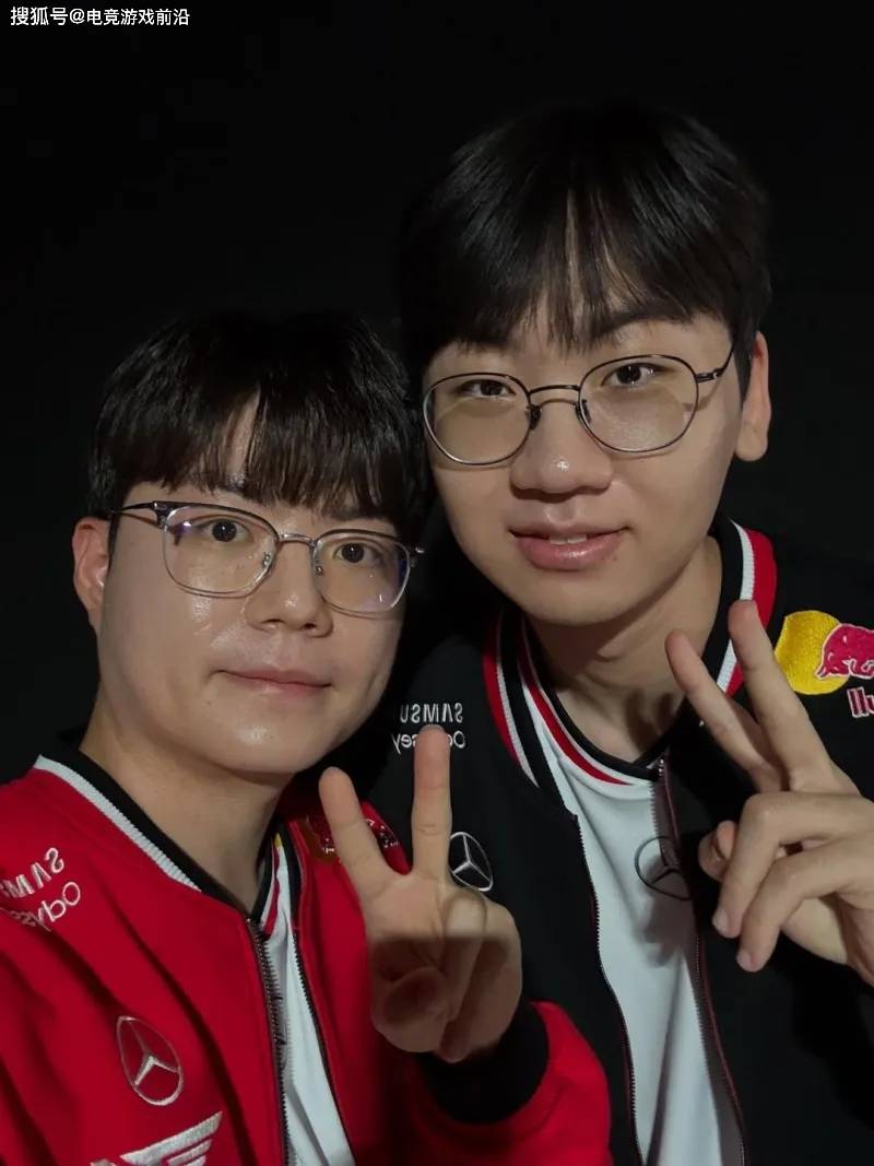 電競(jìng)豪門(mén)兄弟情！T1無(wú)畏契約選手與LOL天團(tuán)合體營(yíng)業(yè) 